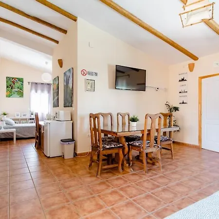 Privado Con Piscina Y Jardin Compartidos. *