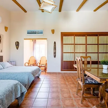 Privado Con Piscina Y Jardin Compartidos. *
