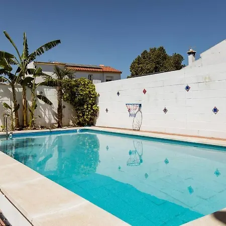 Privado Con Piscina Y Jardin Compartidos. Guest house