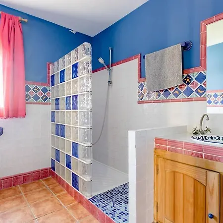 Privado Con Piscina Y Jardin Compartidos.